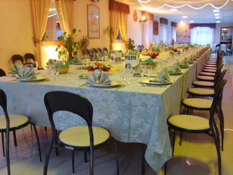 Restaurant/places to eat, Banquet/Function facilities