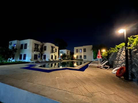 Property building, Night, Pool view, Swimming pool, sunbed