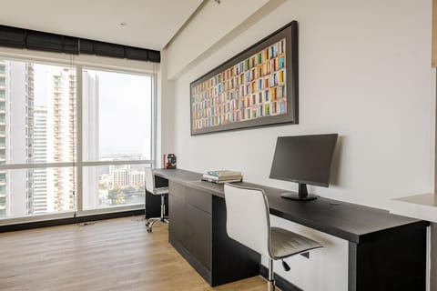 Stunning, large 2BD full golf-course and lake view Apartment in Dubai