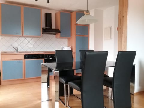 Photo of the whole room, Decorative detail