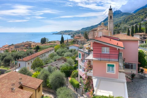Property building, Day, Natural landscape, Bird's eye view, Lake view, Mountain view
