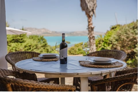 Day, Natural landscape, Food and drinks, Dining area, Sea view, Drinks