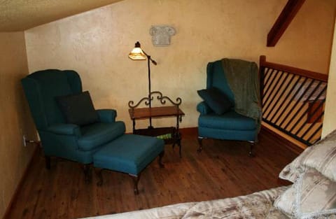 Creekside Cabin Rental for Quintessential Staycation near Austin, Texas Cabin in Buda