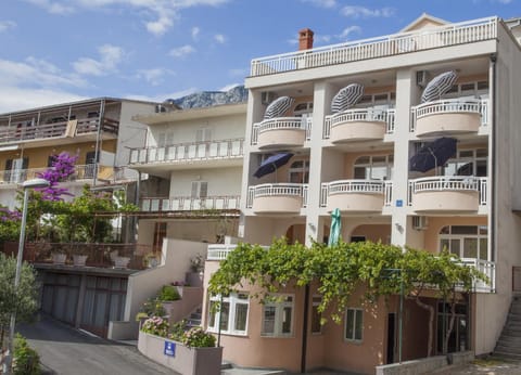 Property building, Spring, Day, Natural landscape, Garden, View (from property/room), Balcony/Terrace, Garden view, Mountain view, Parking