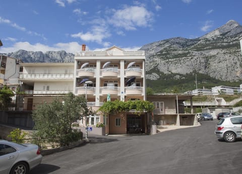 Property building, Spring, Day, Natural landscape, Garden, View (from property/room), Balcony/Terrace, Garden view, Mountain view, Location, Parking