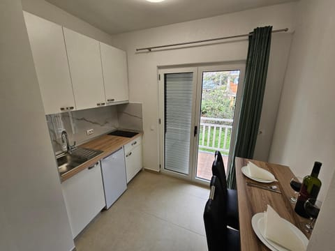 Kitchen or kitchenette, Dining area, stove