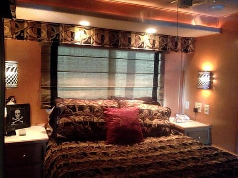 Luxury Houseboat for Cruise-Style Getaway on Lake Travis near Austin, Texas House in Volente