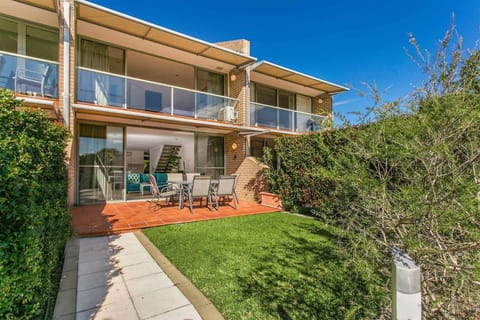 Property building, Balcony/Terrace, Seating area