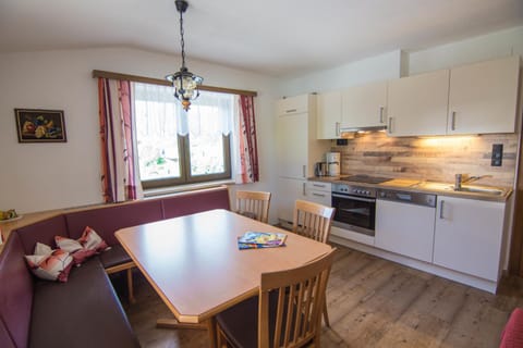 Kitchen or kitchenette, Decorative detail, Dining area