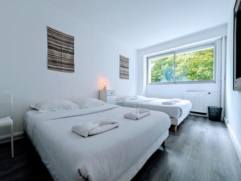 Bed, Photo of the whole room, Decorative detail, Bedroom, towels