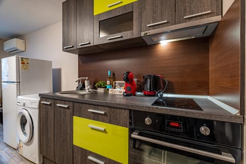 Coffee/tea facilities, Kitchen or kitchenette, oven, stove, washing machine