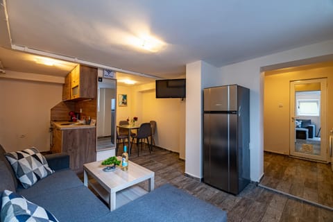 TV and multimedia, Kitchen or kitchenette, Living room, Seating area, Dining area, oven