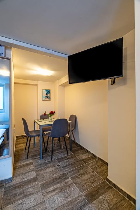 TV and multimedia, Living room, Seating area, Dining area