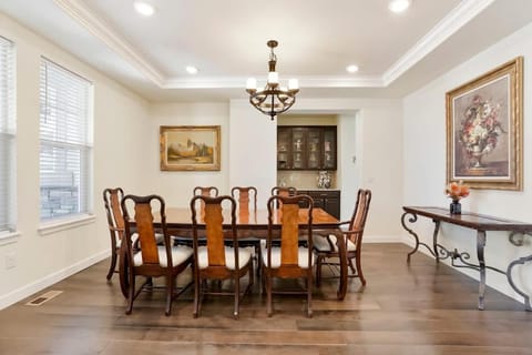 Seating area, Dining area