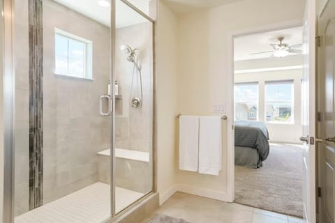 Shower, Bed, Bathroom, Photo of the whole room, Bedroom, towels