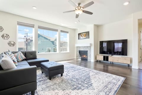 Communal lounge/ TV room, TV and multimedia, Living room, Seating area, Evening entertainment