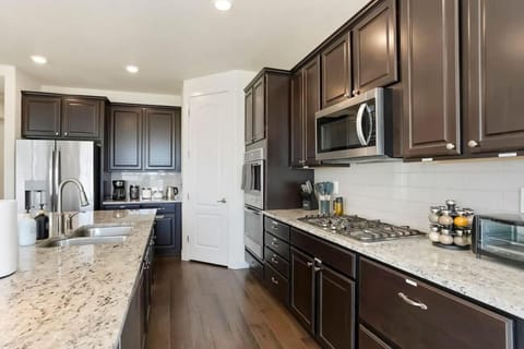 Coffee/tea facilities, Kitchen or kitchenette, dishwasher, oven, stove, toaster