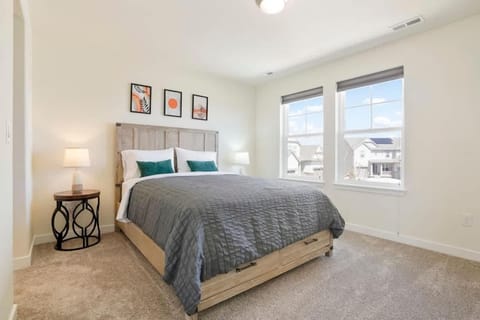 Bed, Photo of the whole room, Bedroom