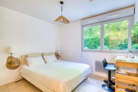 Bed, Living room