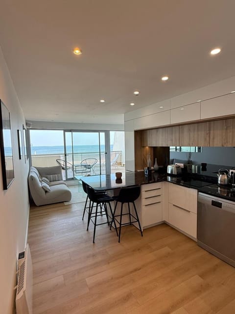 Kitchen or kitchenette, Dining area, Sea view