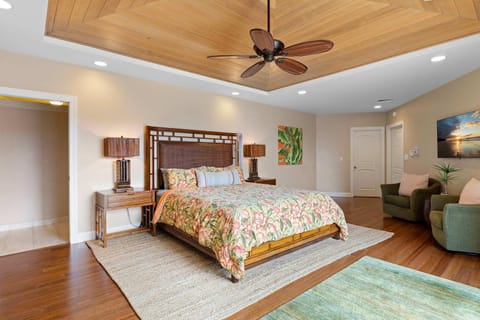 Elegant Hawaiian Estate with Private Pool House in Honalo