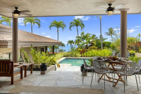 Elegant Hawaiian Estate with Private Pool House in Honalo