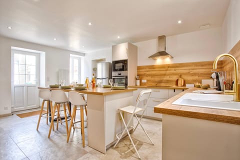 Dining area, kitchen