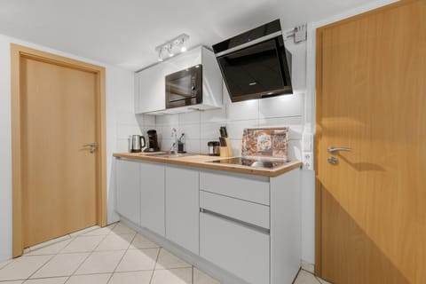 Coffee/tea facilities, Kitchen or kitchenette, minibar, stove, toaster