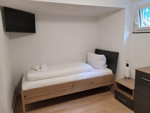 Bed, TV and multimedia, Bedroom