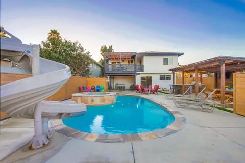 4BR Retreat - Pool Bar Play Area - Walk to Beach House in Oceanside