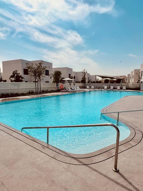 Property building, Pool view, Swimming pool, Swimming pool, sunbed