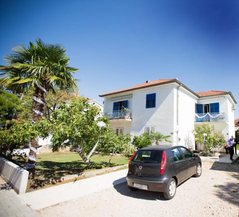 Property building, Facade/entrance, Garden, Garden view, Street view