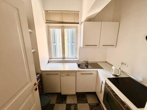 Kitchen or kitchenette, dishwasher