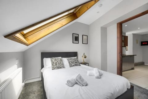 Bed, Photo of the whole room, Bedroom, towels