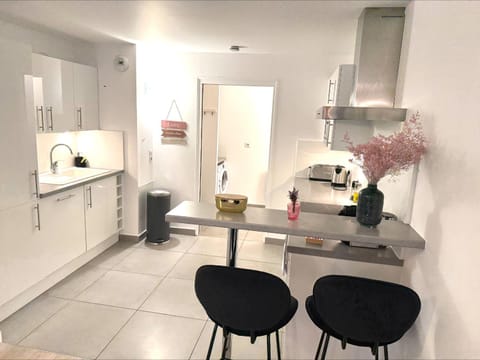 Kitchen or kitchenette, Dining area, minibar