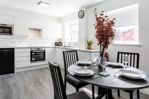 Kitchen or kitchenette, Dining area