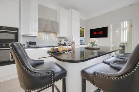 TV and multimedia, Kitchen or kitchenette, Living room, Seating area, Dining area, minibar, pet friendly, stove