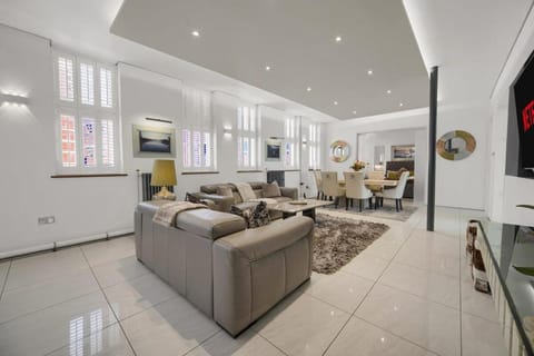 TV and multimedia, Kitchen or kitchenette, Living room, Seating area