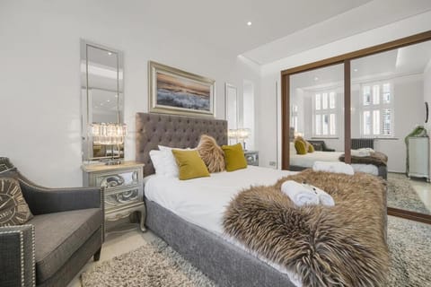 Bed, Living room, Photo of the whole room, Seating area, Bedroom