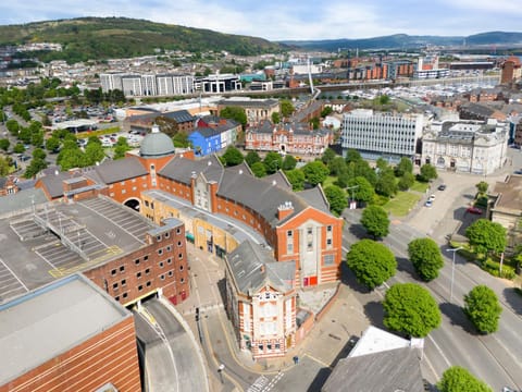 Property building, Nearby landmark, Day, Neighbourhood, Natural landscape, Bird's eye view, City view, Mountain view, Street view, Location, Parking