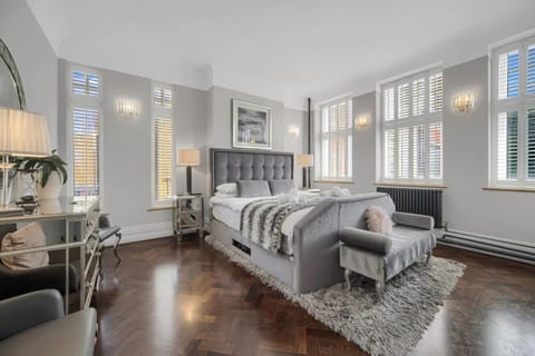 Bed, Living room, Photo of the whole room, Seating area, Bedroom