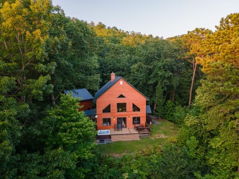 Chasing Sunsets: A Cozy 2-Bedroom Cabin in Smoky Mts with Stunning Mountain Views. Cabin in Qualla