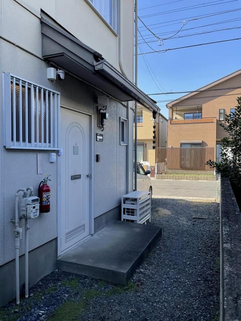 Long-term stays welcome! Entirely private rental townhouse for up to 4 people, 17 minutes walk from station, 45 minutes direct to Tokyo Apartment in Saitama
