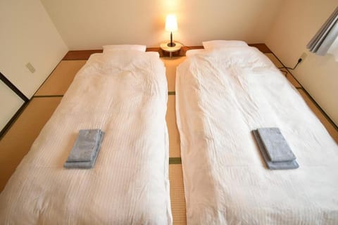 Long-term stays welcome! Entirely private rental townhouse for up to 4 people, 17 minutes walk from station, 45 minutes direct to Tokyo Apartment in Saitama