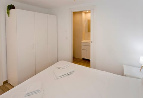 Bed, Bedroom, towels, wardrobe