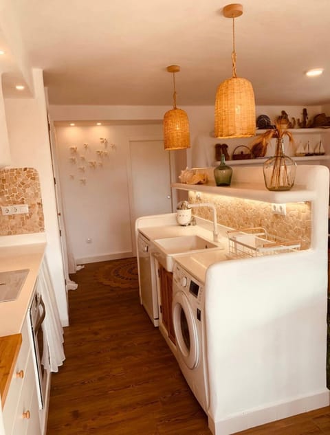 Kitchen or kitchenette, dishwasher, oven, stove