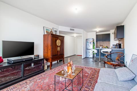 Sun Paradise -Stylish Flat-Rooftop Pool Access-Monaco View Apartment in Monaco