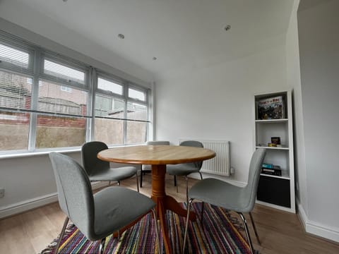 Game Room, Seating area