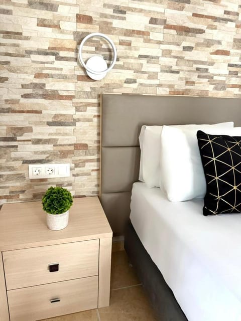 Bed, Living room, Photo of the whole room, Seating area, Bedroom