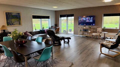 Communal lounge/ TV room, TV and multimedia, Living room